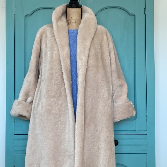 O’llegro A Luxurious Man Made Fur. Cleaned Ready to Wear. - Picture 2 of 11